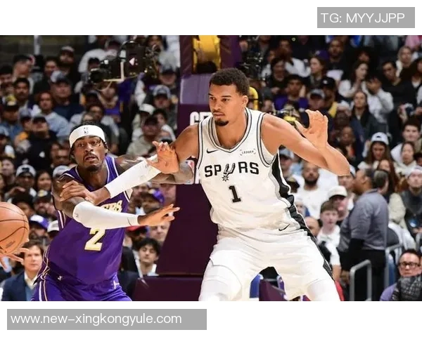 马克西表现平平14投仅5中贡献12分3篮板4助攻4抢断1盖帽状态回暖需加把劲 马克西表现平平14投仅5中贡献12分3篮板4助攻4抢断1盖帽状态回暖需加把劲