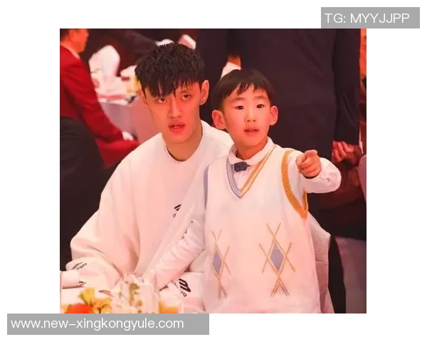 周琦儿子糊糊与曾凡博亲密互动温馨瞬间引发关注 周琦儿子糊糊与曾凡博亲密互动温馨瞬间引发关注